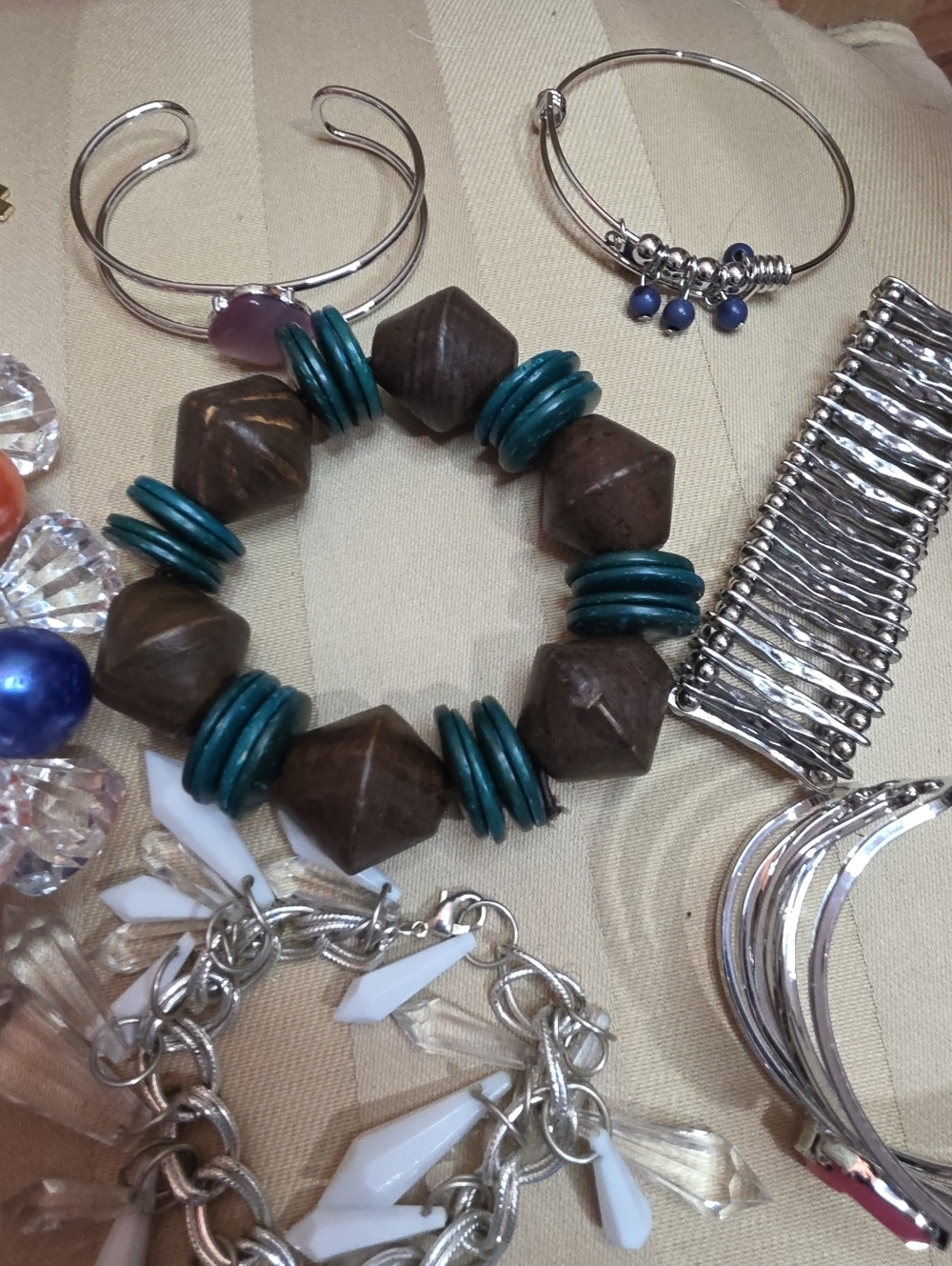 RESELLERS!!! LOT OF 27 BRACELETS KEEP OR RESELL - Picture 8 of 10